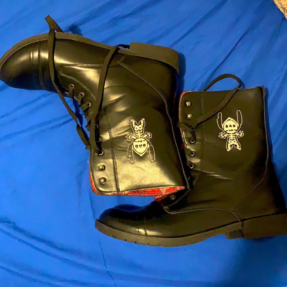 Stitch black boots